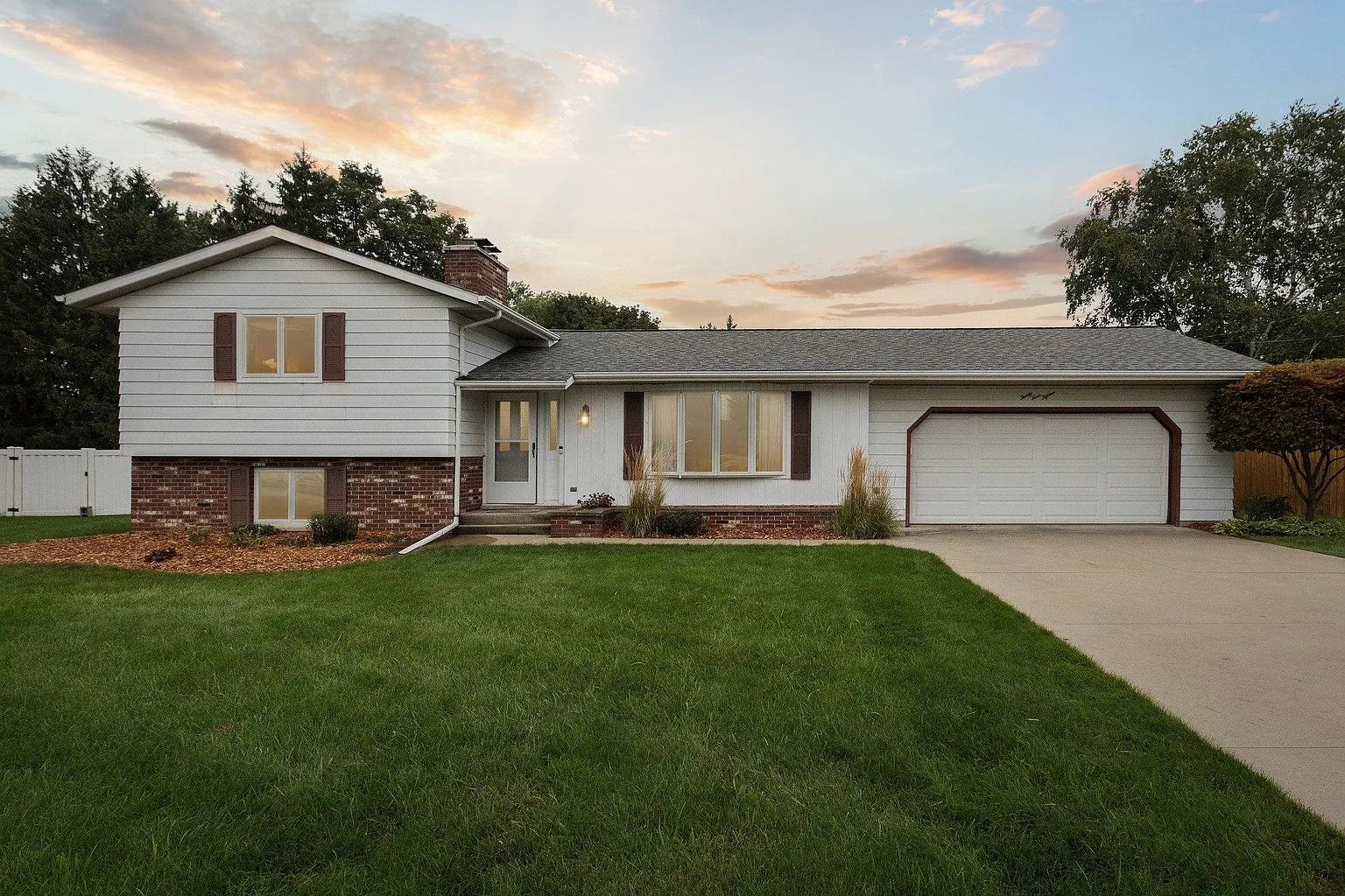 3415 Golfview Dr photo 1