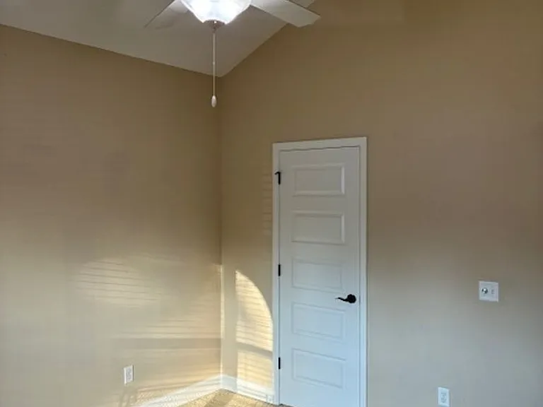 102 Miller Ct — Photo 32