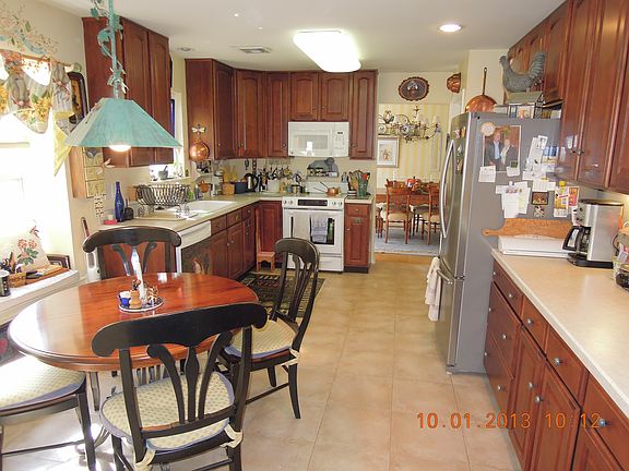 Eat-in kitchen
