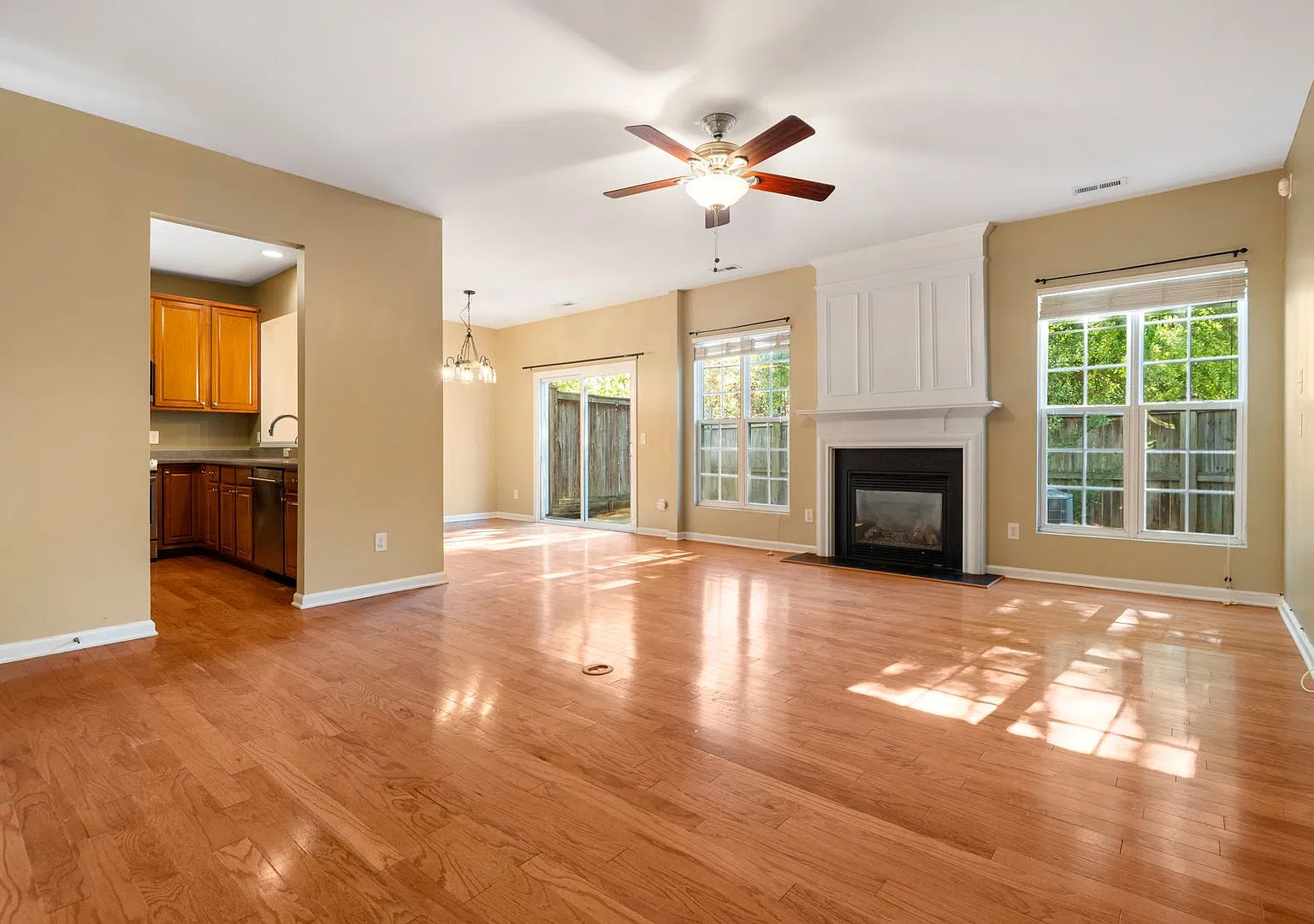 Phenomenal location+ 3 bed 2.5 bath Townhome in Long Lake with Amenities Galore! — Photo 4