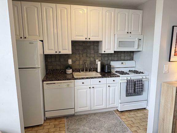 3rd image of 102 Washington St APT 4C