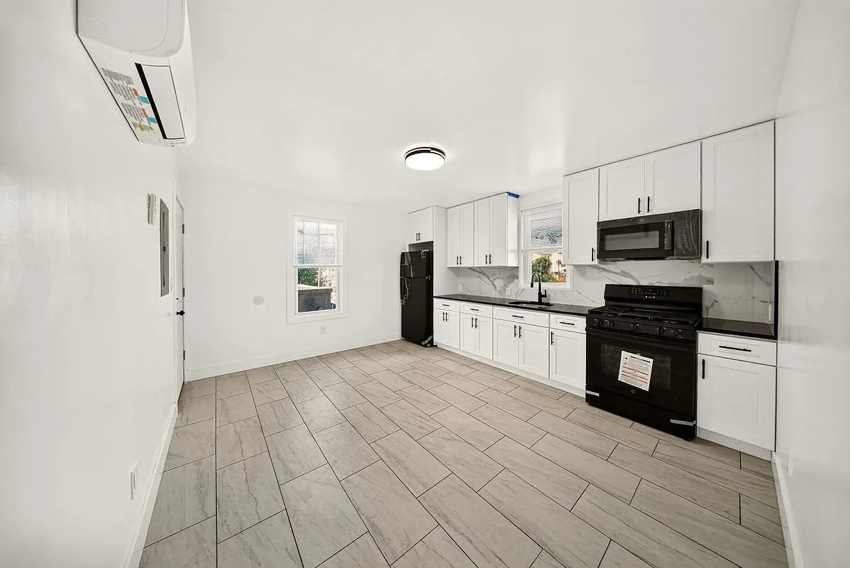 3 bed, 1.0 bath, 1170 sqft, $2,800 — Photo 1
