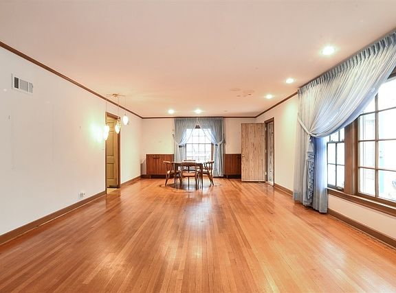 2nd image of 1091 Old Elm Ln
