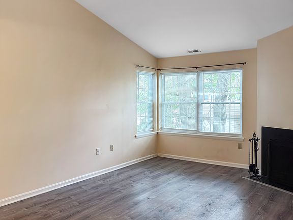 4th image of 621 Lakefront Cir #621