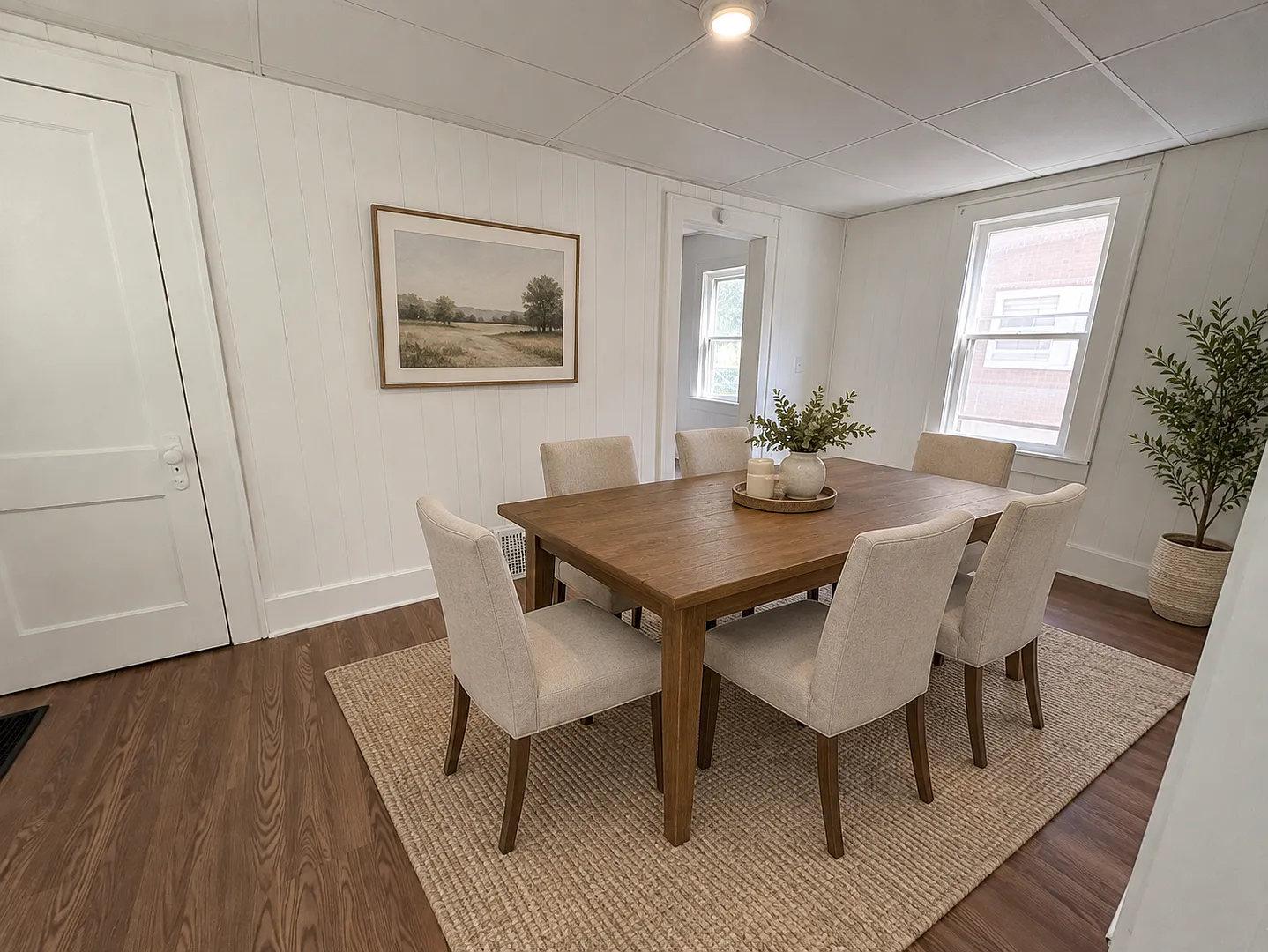Charming 2-Bedroom Home With A Two-Room Sunroom And Classic Clawfoot Bathtub! — Photo 3