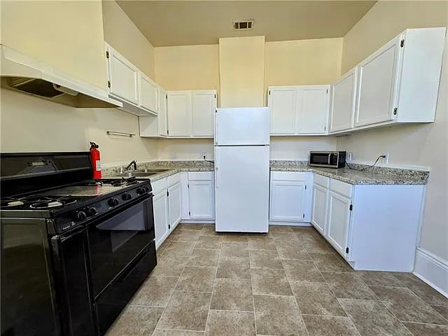 Building Photo - 2931 Baronne St