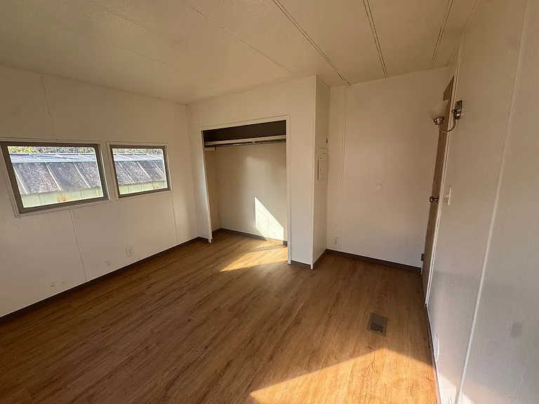 595 SW Birch Pl #C — Photo 3