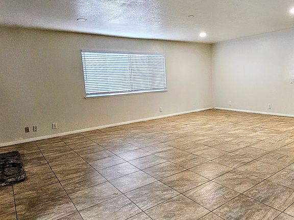 4th image of 2958 E Greenhedge Ave