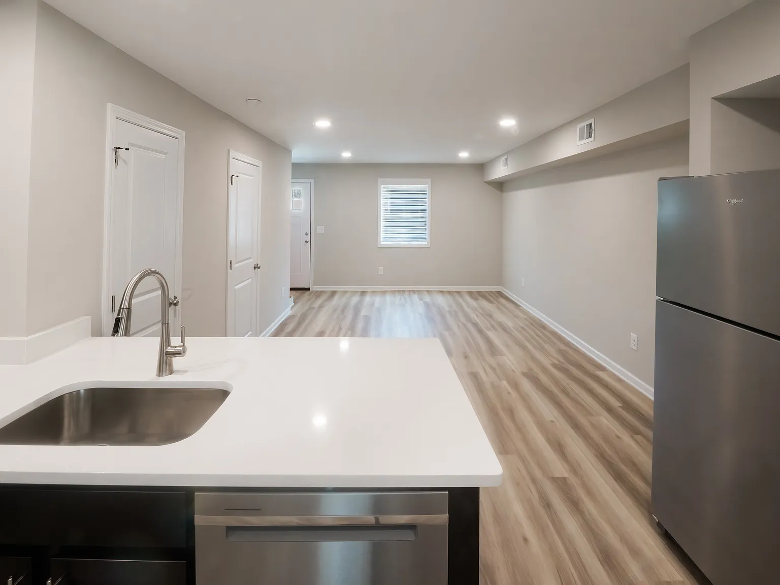 2 bed, 1.5 bath, 905 sqft, $1,300 — Photo 4