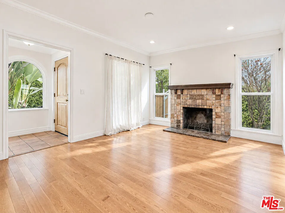 3 bed, 3.0 bath, 2200 sqft, $9,950 — Photo 4