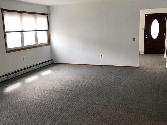 4th image of 12 Woodstock Dr