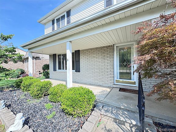 3rd image of 42714 Castle Dr