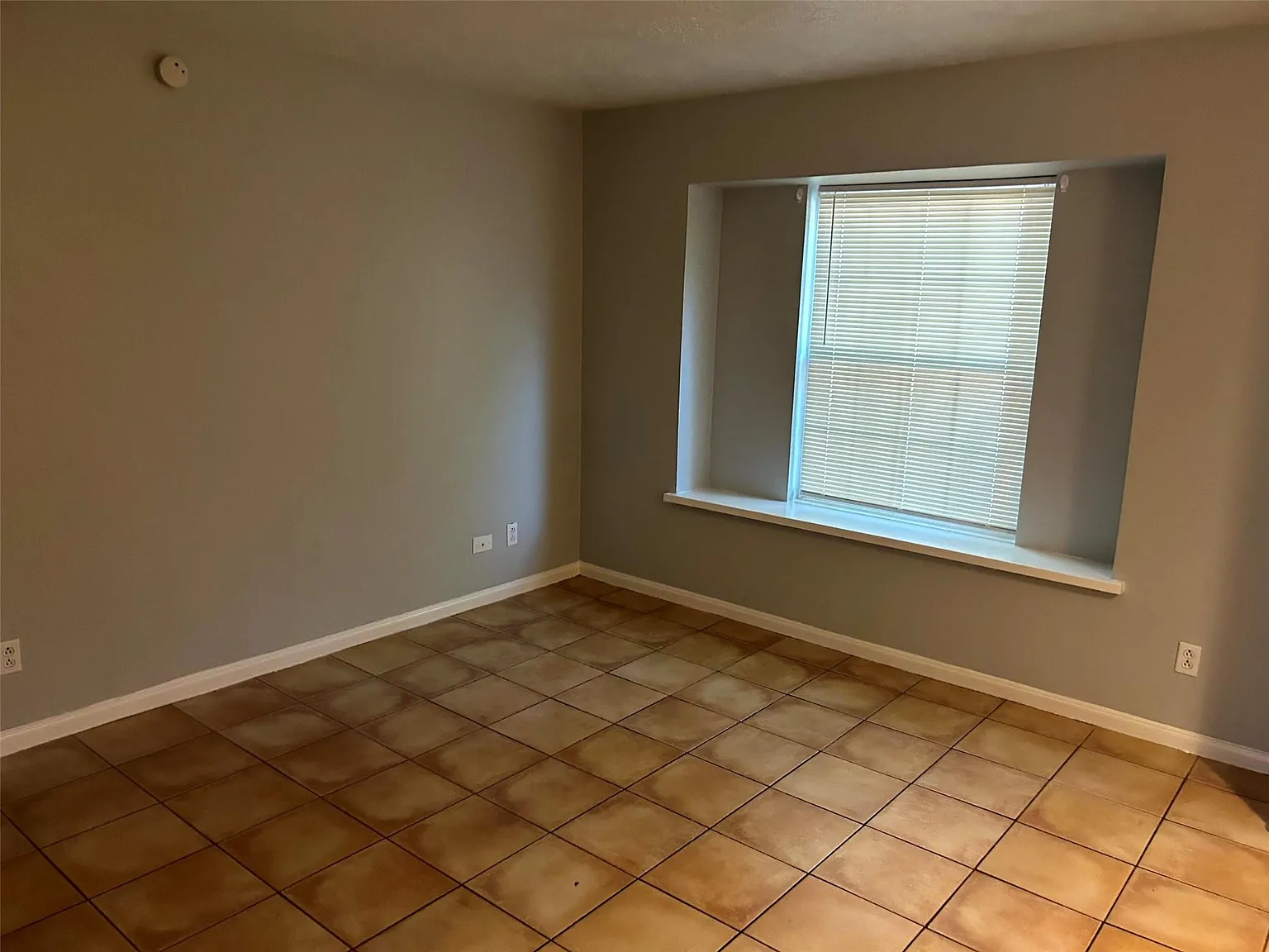 3 bed, 2.5 bath, 1324 sqft, $1,650 — Photo 2