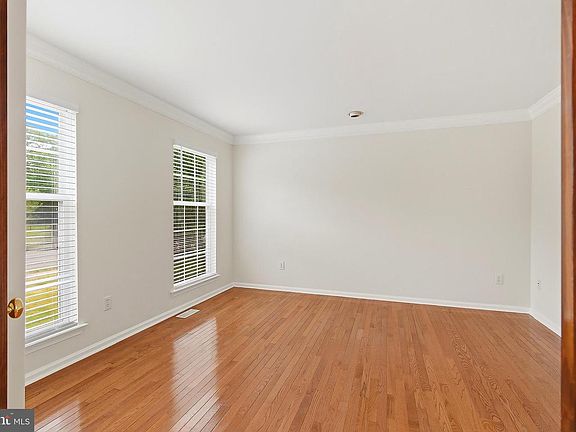 5th image of 305 Joanne Dr