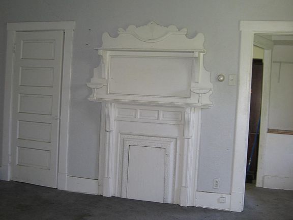 LR w/decorative Fireplace