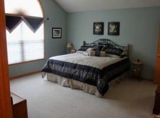 925 Robin Ct, Geneseo, IL 61254