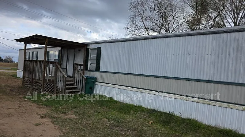 3 bed, 2.0 bath, 1216 sqft, $1,300 — Photo 2