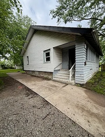 927 W North St — Photo 2