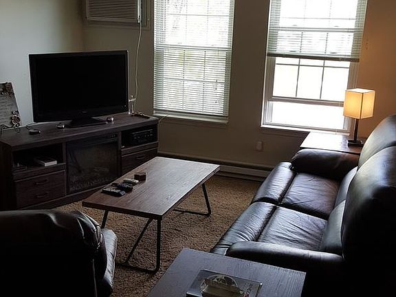 3rd image of 915 10th Ave W APT 4