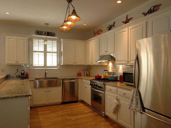 3rd image of 906 Fox Chase Ct