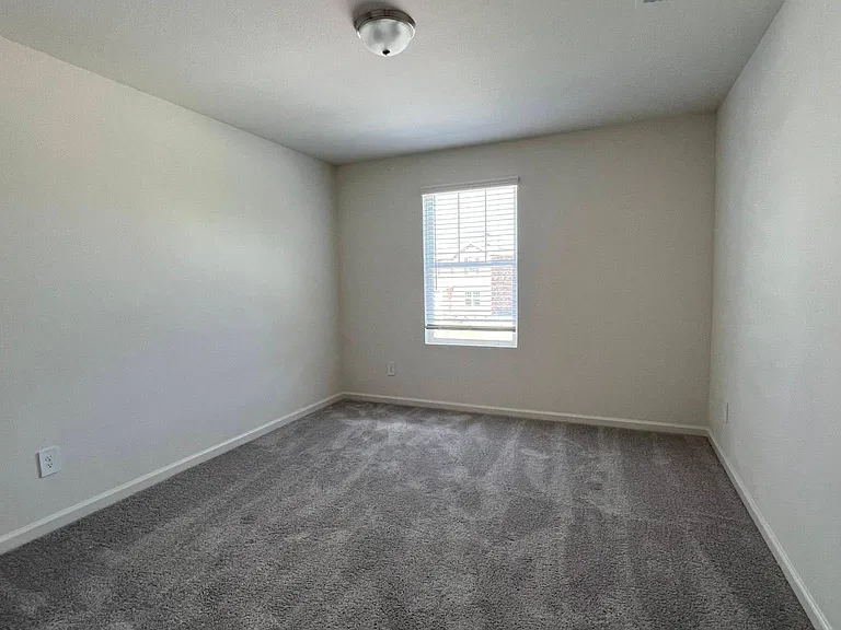 702 Camden Dr — Photo 15