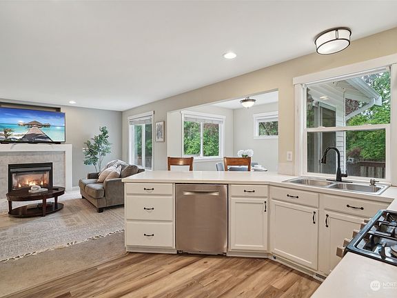 4th image of 16520 Meridian Avenue S