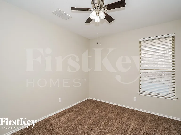 1724 Henderson Dr — Photo 16