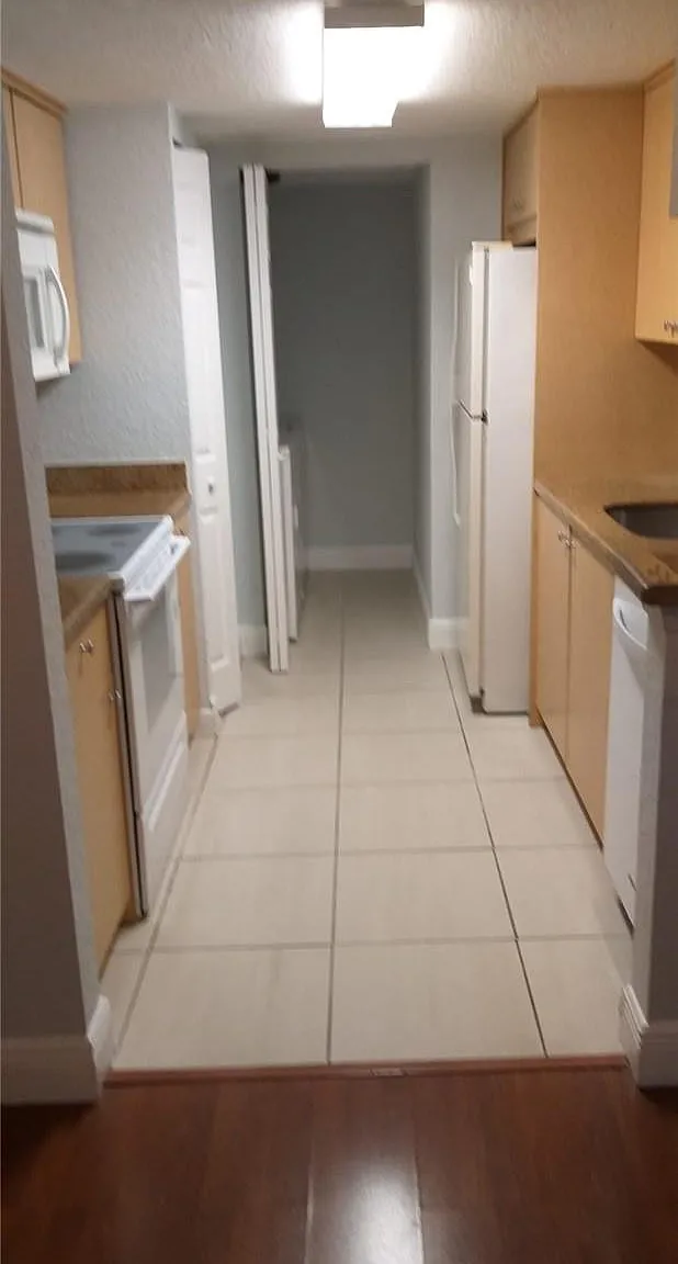 2 bed, 2.0 bath, 1000 sqft, $2,200 — Photo 4