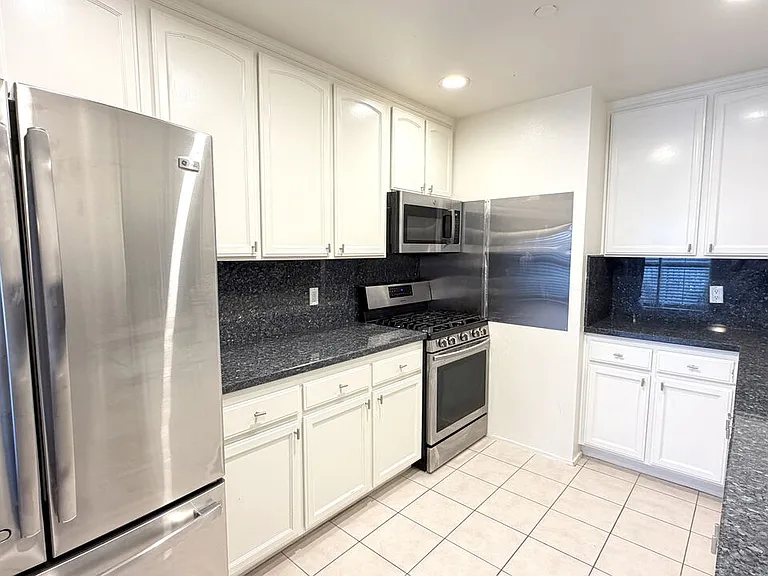 956 S Wilton Pl #401 — Photo 6