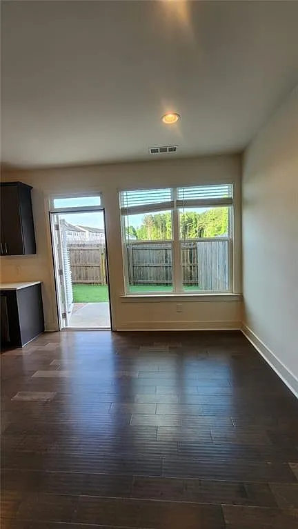 3 bed, 2.5 bath, 1818 sqft, $2,100 — Photo 3