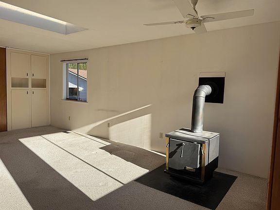 5th image of 764 Hillcrest Rd