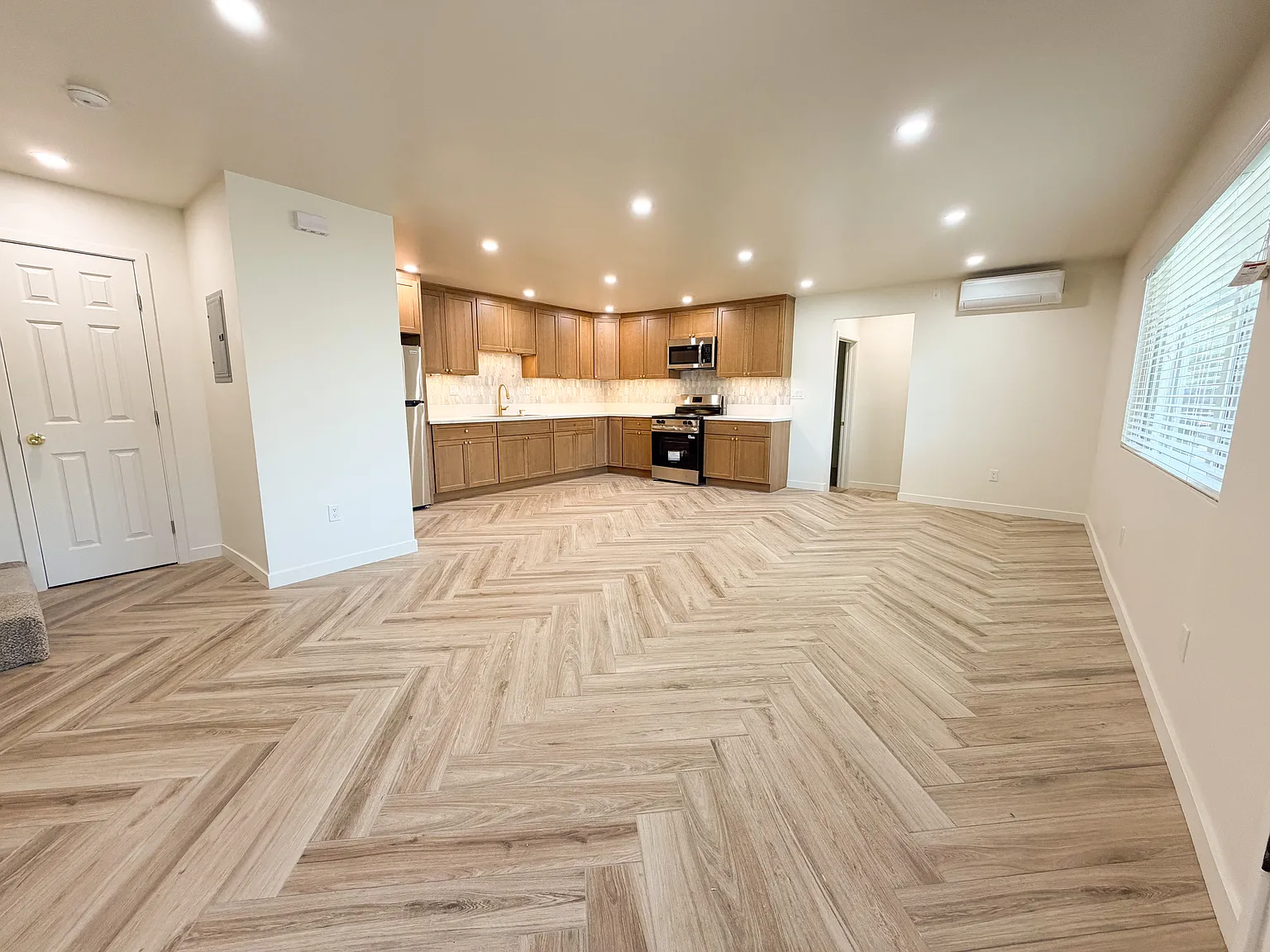 3 bed, 1395 sqft, $3,350 — Photo 2