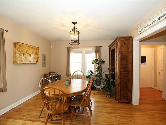 3rd image of 402 S Doyle St