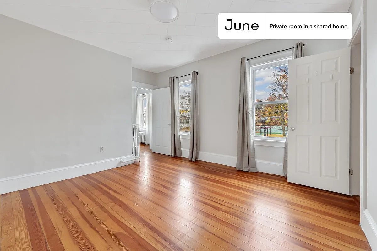 Queen bedroom in 3 bed/1 bath home in Somerville #816 B — Photo 2