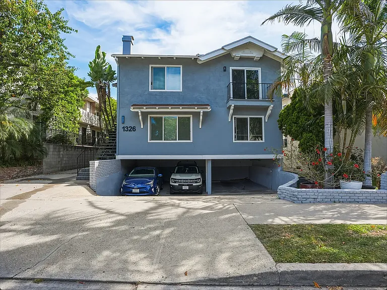 1326 Wellesley Ave — Photo 2