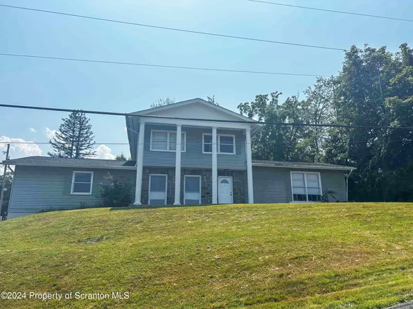 210 Carnation Dr, Clarks Summit, PA 18411