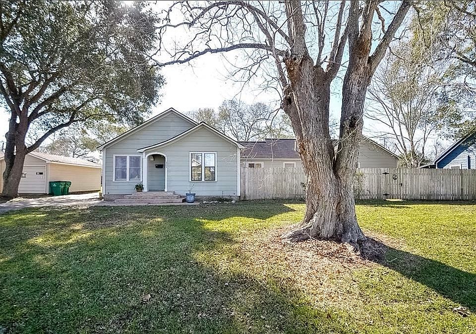 305 Ash St, El Campo, TX 77437 Zillow