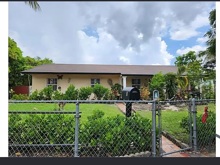 15830 E Bunche Park Dr — Photo 1