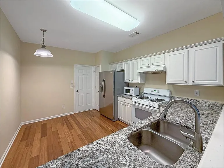 2380 Fairlie Dr — Photo 10