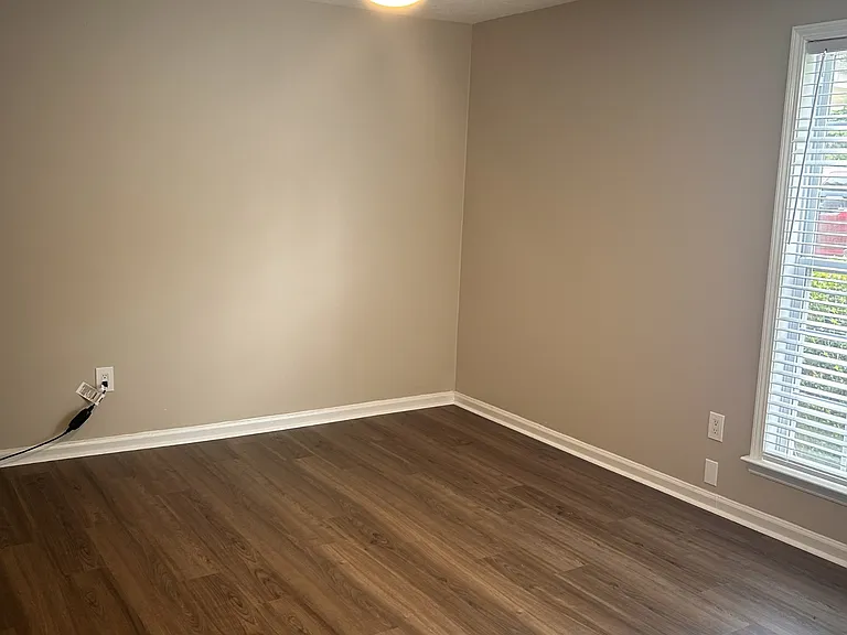550 Creekwood Xing — Photo 11