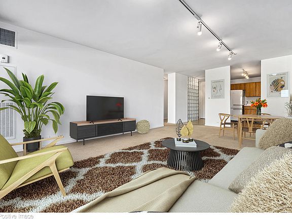 5th image of 2020 N Lincoln Park W APT 5E