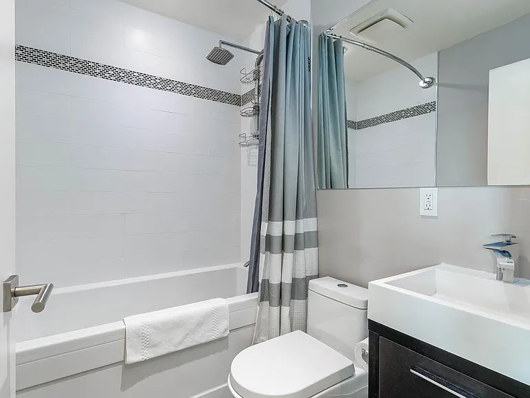 420 Tempe Cres #B — Photo 12