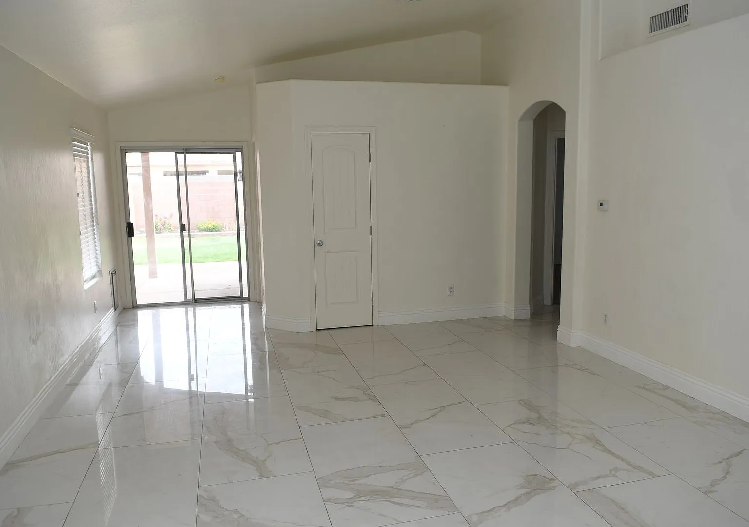 Ideal 3 Br 2 Ba 2 Car Garage Home with SOLAR Near 202 Bypass and 40th St in Phoenix — Photo 3