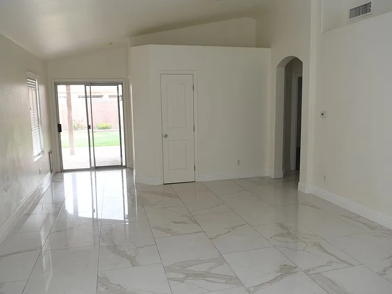 16625 S 46th Pl — Photo 3