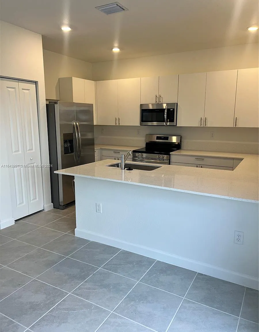 3 bed, 2.5 bath, 1500 sqft, $2,650 — Photo 3
