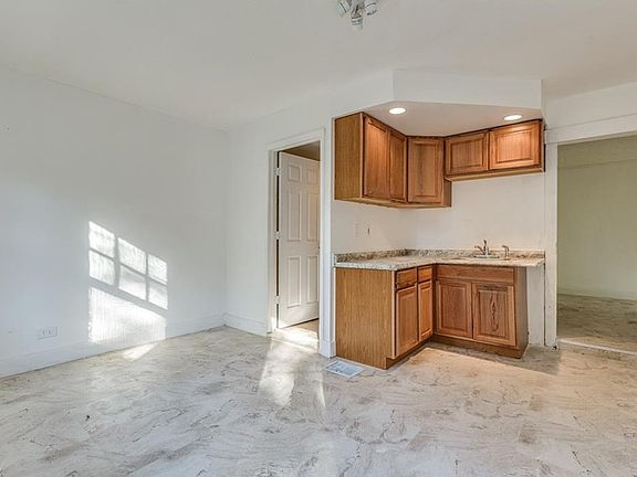 3rd image of 1922 W 45th St