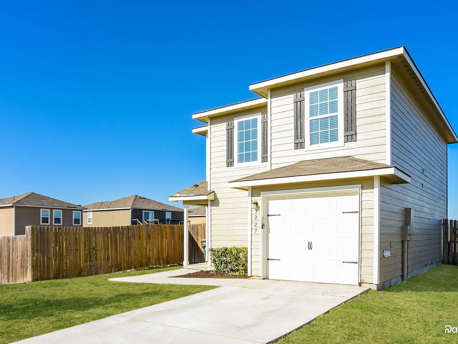 3 bed, 2.5 bath, 1209 sqft, $1,735 — Photo 2