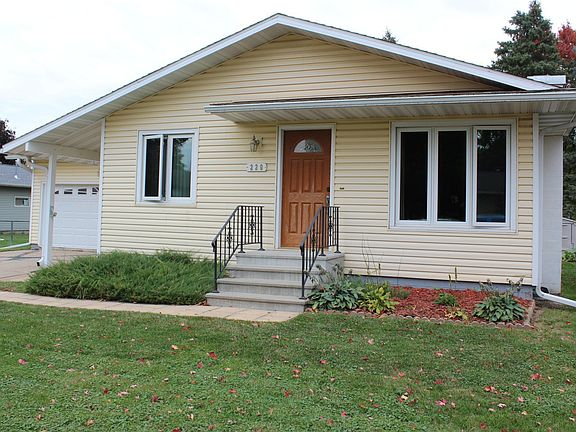 2nd image of 220 3rd Ave NE