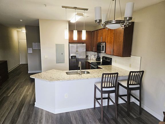 5th image of 33 Station Ct APT 208