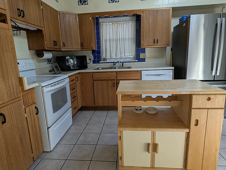 Another view of the kitchen.
